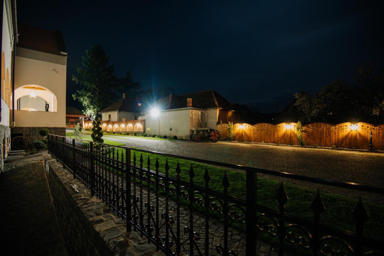 Molnos Kuria Pension Corund  Exterior photo