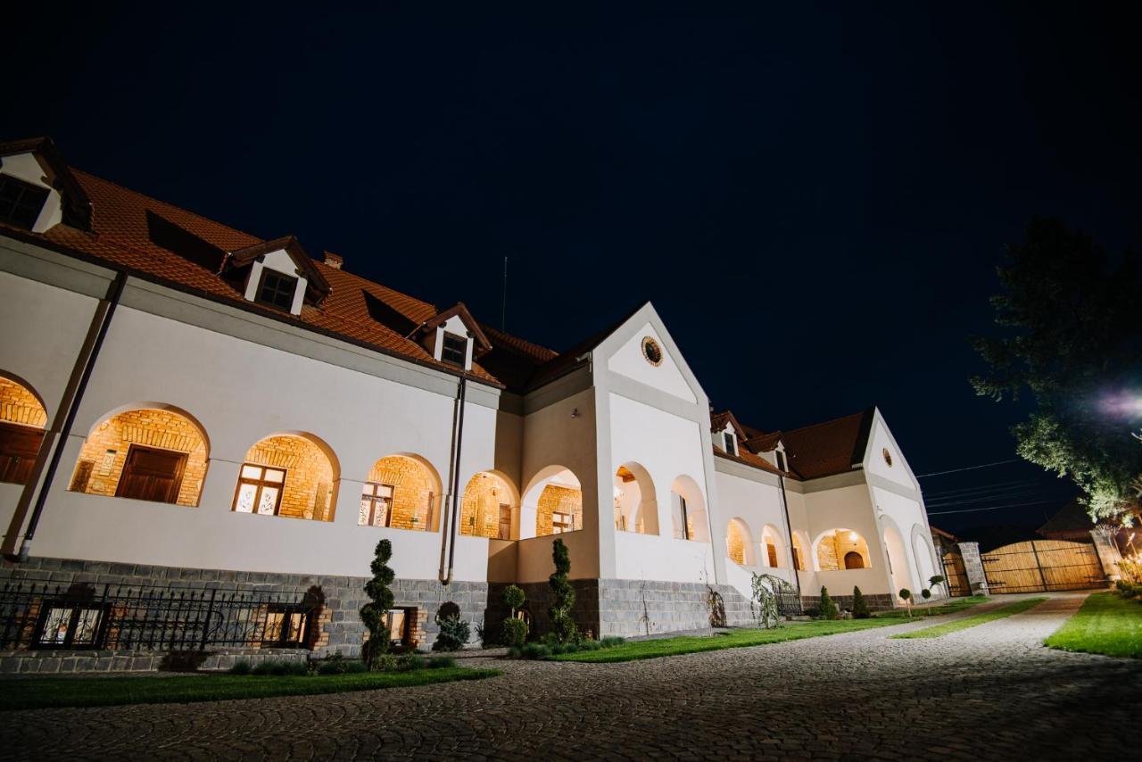 Molnos Kuria Pension Corund  Exterior photo