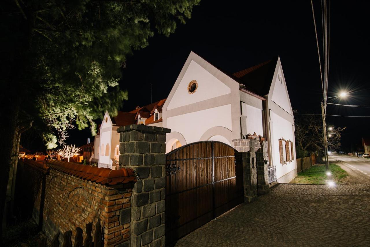 Molnos Kuria Pension Corund  Exterior photo