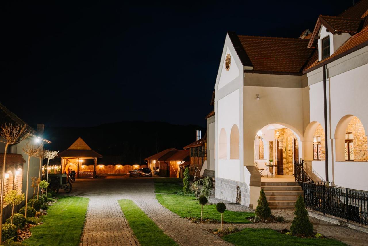 Molnos Kuria Pension Corund  Exterior photo